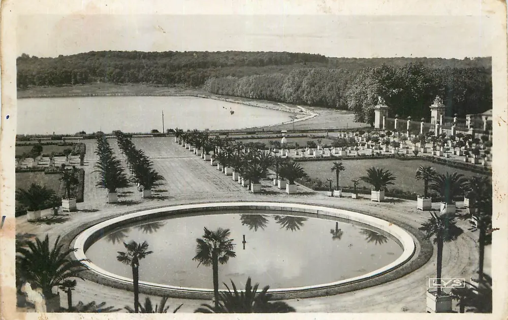 Zomergarten met cirkelvormig bassin — panoramische weergave — LYS - Voorkant