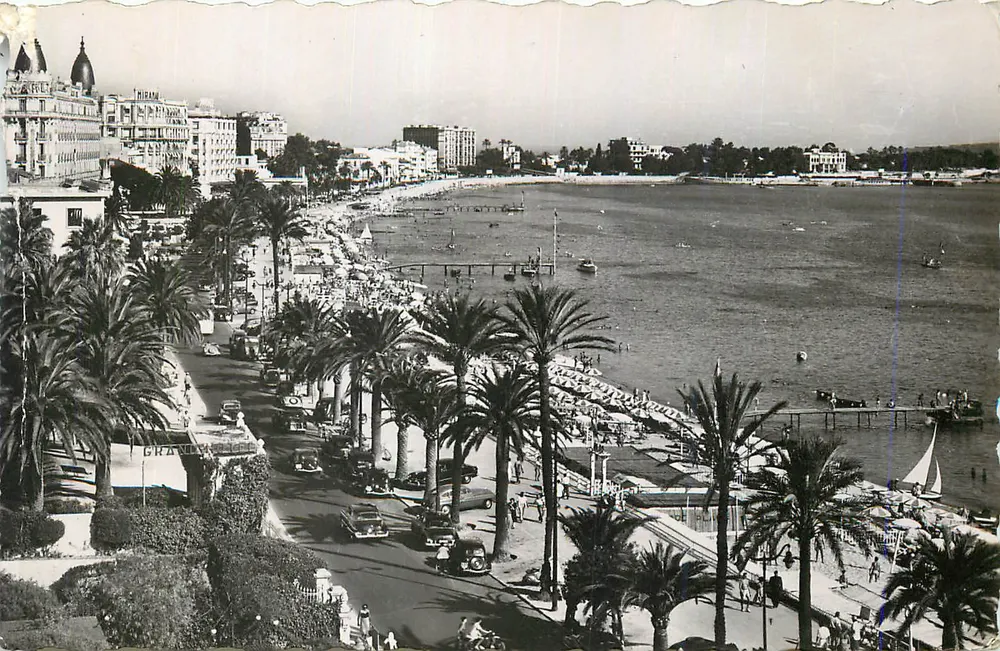 Vista da praia e do porto de Cannes — Hotel Régina visível — editor não identificado - Frente