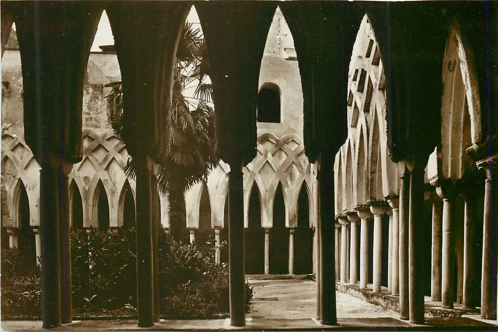 Bir manastırın iç bahçesi — Gotik mimari ve palmiye ağaçları — yayımcı belirsiz - Ön yüz