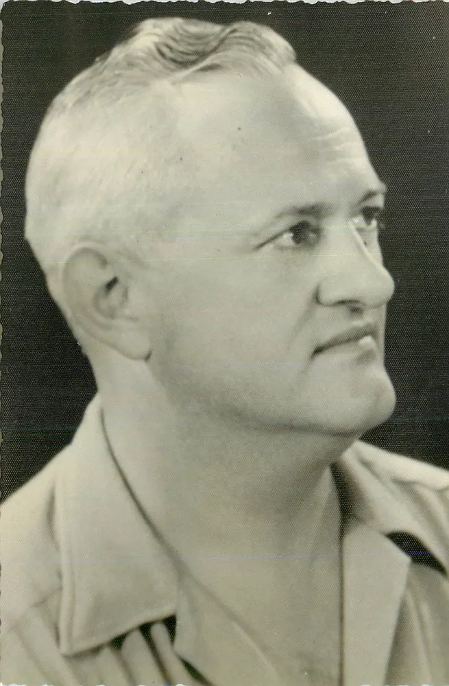 Retrato de um homem idoso — perfil — fotografia em preto e branco - Frente