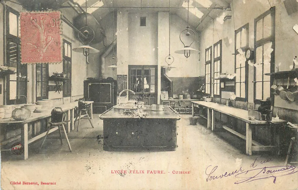 Cuisine du Lycée Félix Faure — éditeur Cliché Bernerat, Beauvais - Anverso