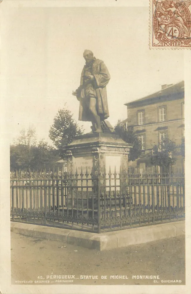 Périgueux — Estátua de Michel de Montaigne — Novas Galerias - Frente