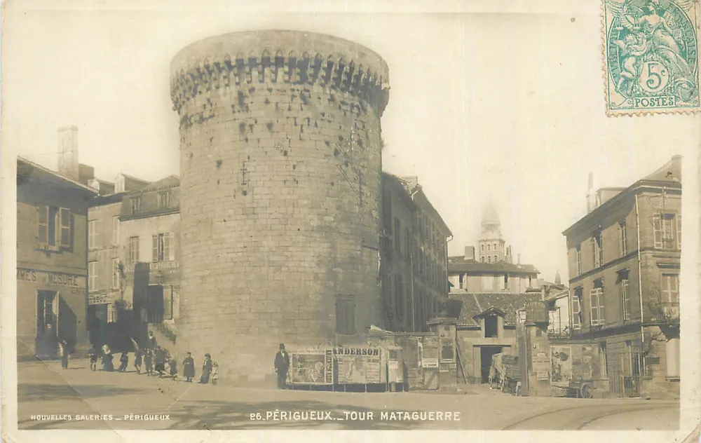 Périgueux — Torre Mataguerre — Novas Galerias - Frente