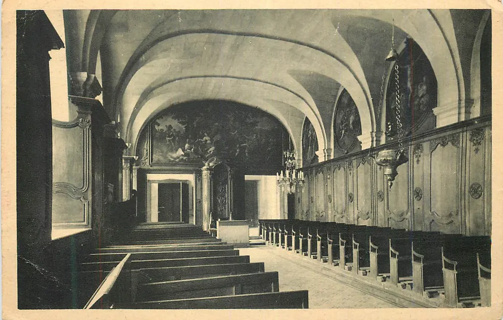 Intérieur d'une église — voûte en berceau, peintures et bancs — éditeur non identifié - Recto