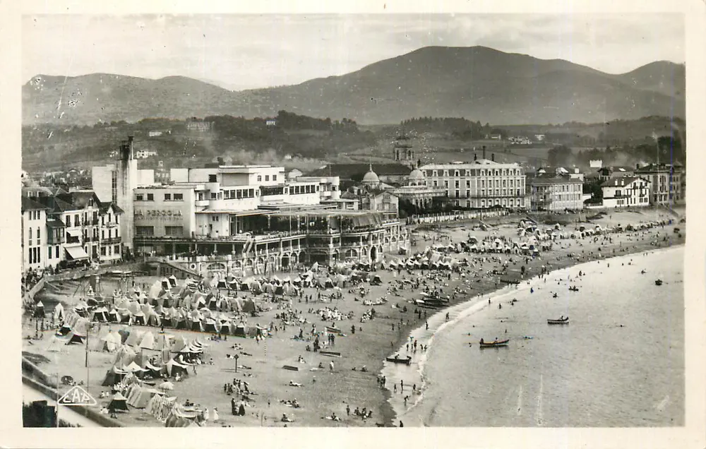 La Perdola — plage animée avec tentes et bains — éditeur AP - Recto