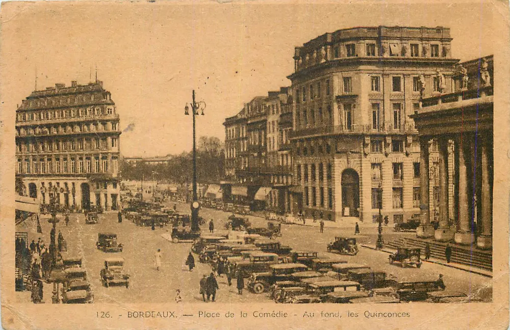 Bordeaux — Place de la Comédie — Au fond, les Quinconces - Frente