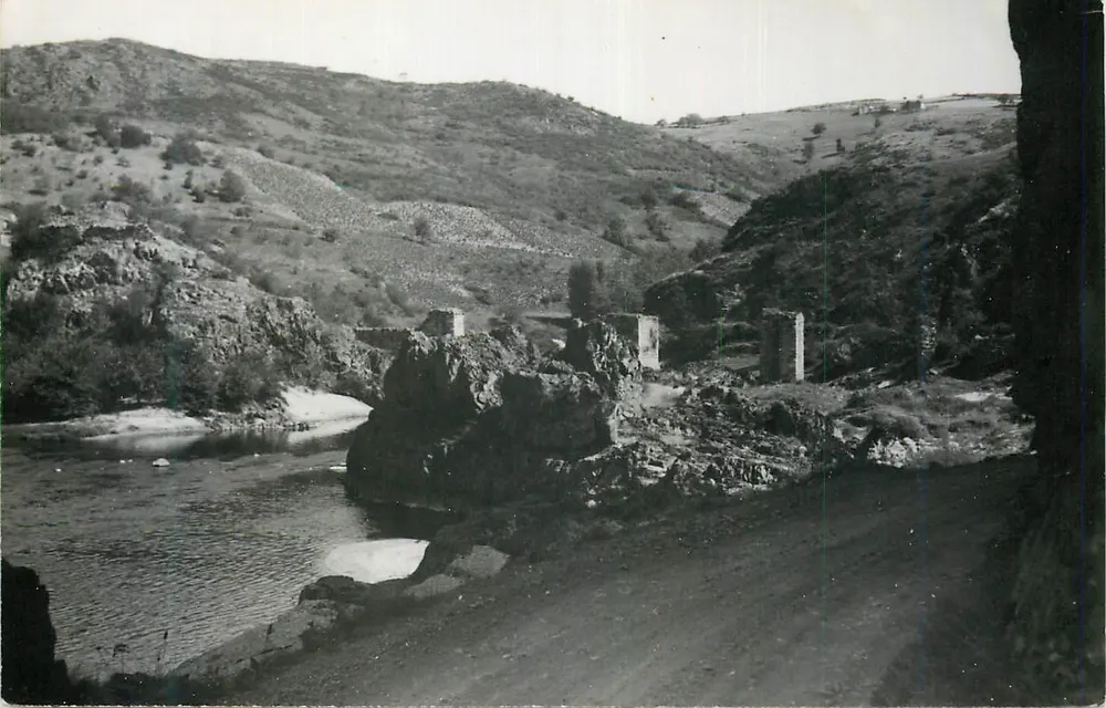 Ruínas de ponte sobre rio — paisagem montanhosa — editor desconhecido - Frente