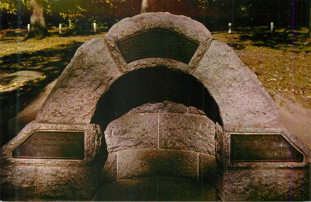 Monumento aos soldados espanhóis — inscrição 'THE COUNTRY AND THE CROWN' — datado de 1925 — editor desconhecido - Frente