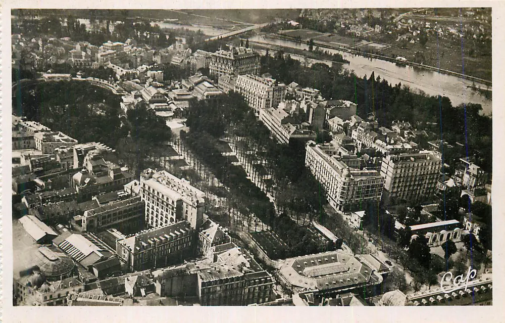 Luftbild der Stadt — mit dem Stadion und dem Fluss — Verlag Cap - Vorderseite