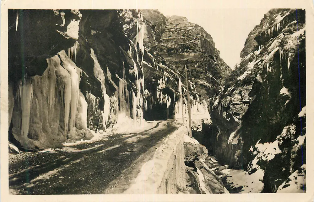 Rota nevada em um canyon — ícones de gelo — editor não visível - Frente
