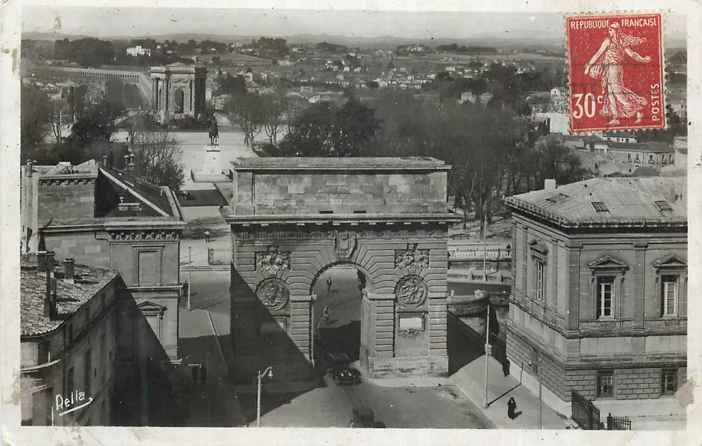 Porte de la ville — vue panoramique avec monument à l'arrière-plan — éditeur Rella - Anverso