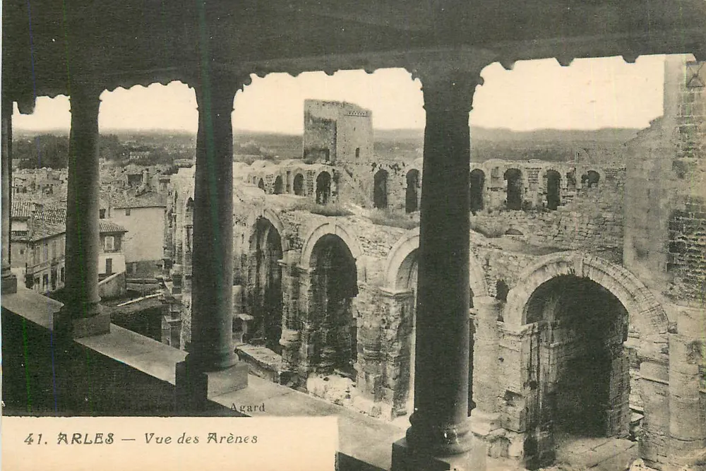 Arles — Vista das Arênes — Agard - Frente
