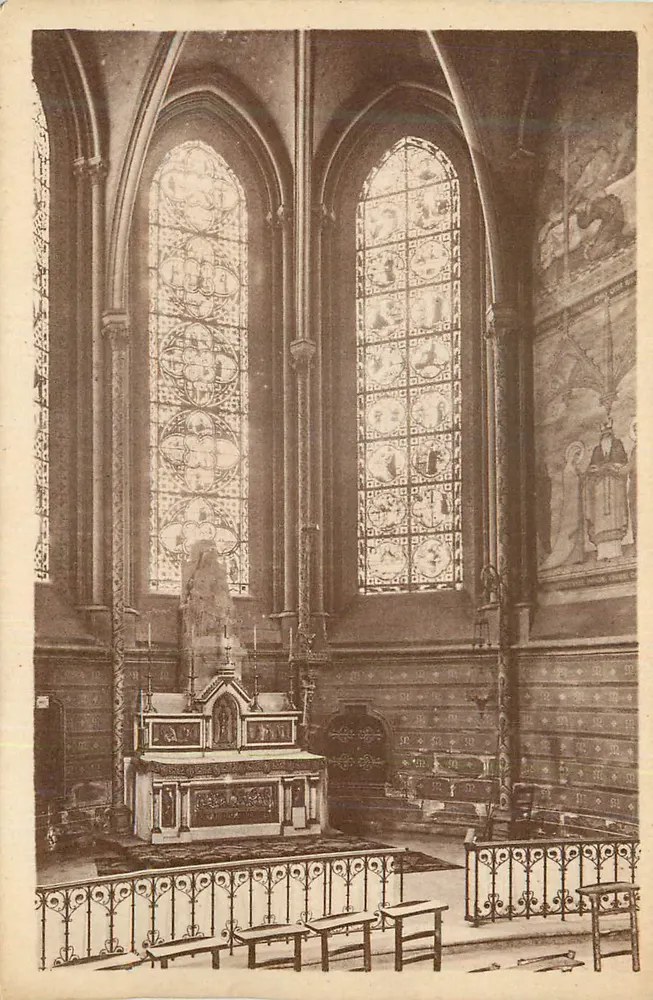 Innenraum einer gotischen Kirche — Farbglasfenster und Altar — Verlag nicht sichtbar - Vorderseite