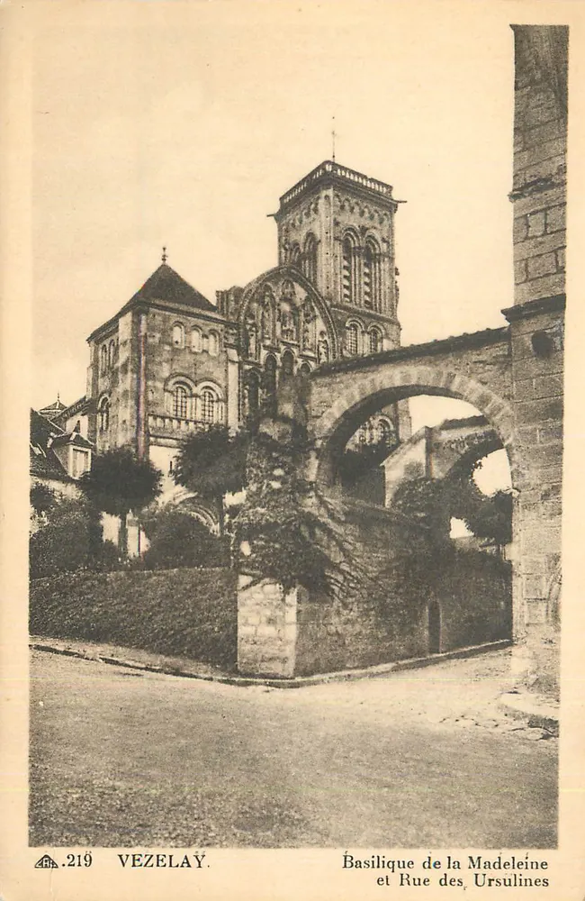 Vézelay — Basilique de la Madeleine et Rue des Ursulines — Éditeur Vézelay, n° 219 - Recto