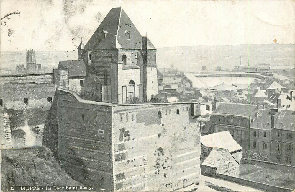 Dieppe - La Tour Saint-Rémy — vue panoramique avec la ville en arrière-plan - Recto