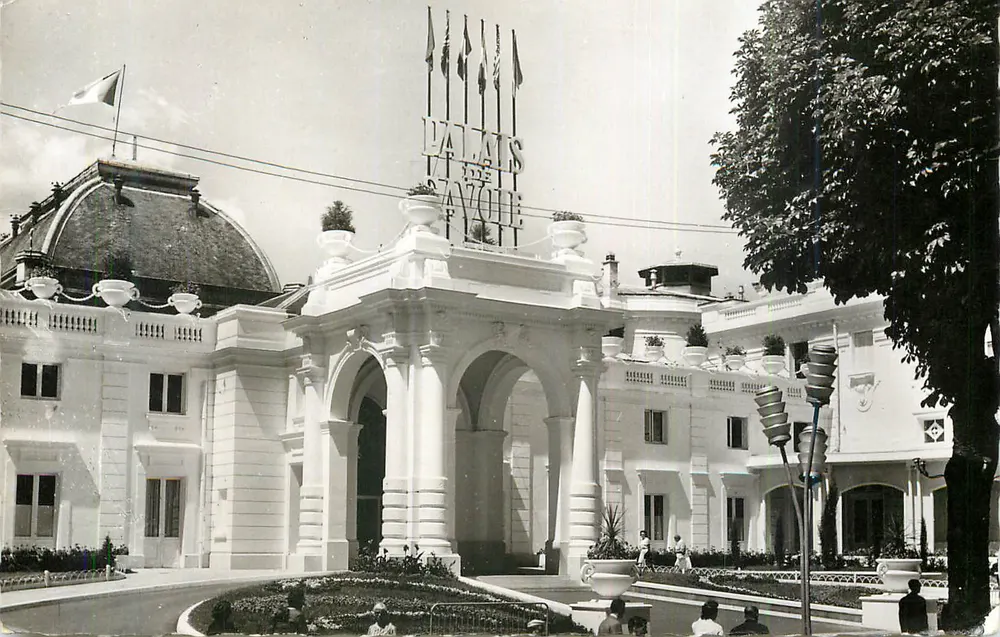 City Palace — monumental entrance — publisher not visible - Front
