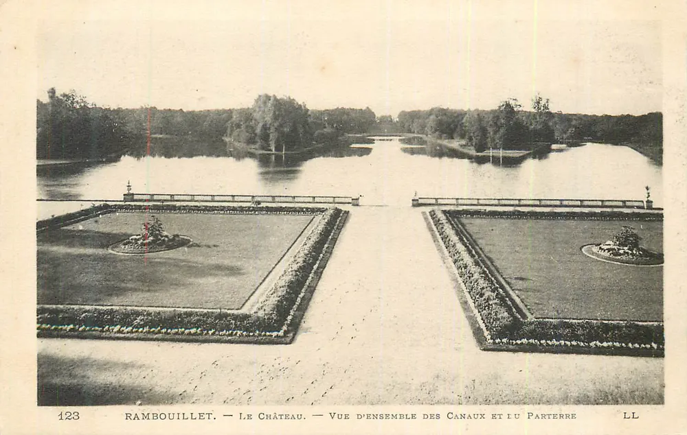 Rambouillet — O Castelo — Vista geral dos canais e do parterre - Frente