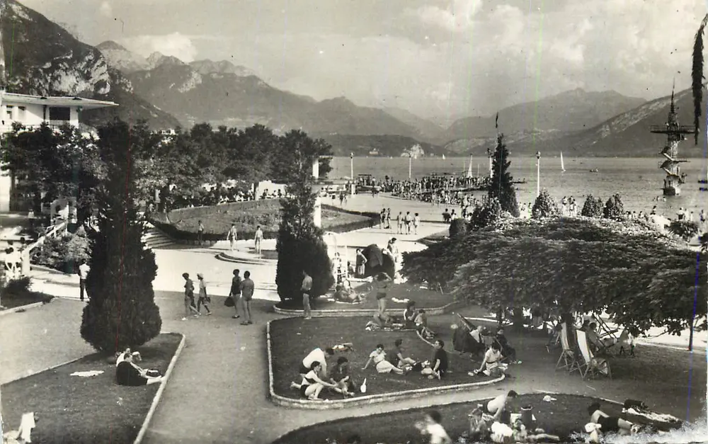 Strand und Promenade am See Annecy — Panoramablick — Verlag nicht identifizierbar - Vorderseite