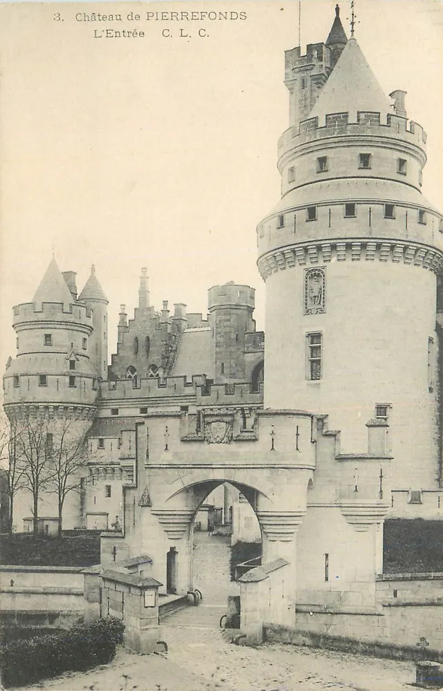 Castelo de PIERREFONDS — A Entrada — C.L.C. - Frente