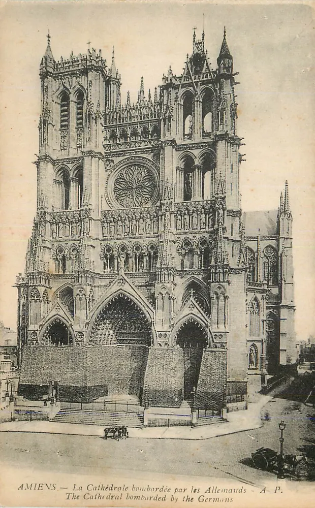 Amiens — Die Kathedrale bombardiert von den Deutschen — A.P. - Vorderseite