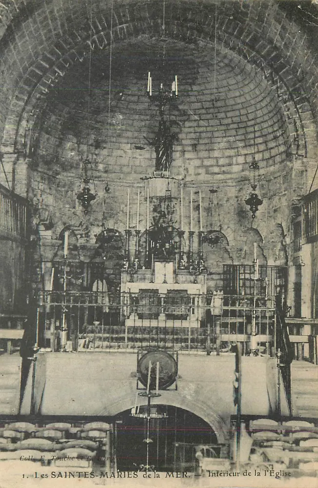 Les Saintes-Maries-de-la-Mer — Intérieur de l'Église - Recto