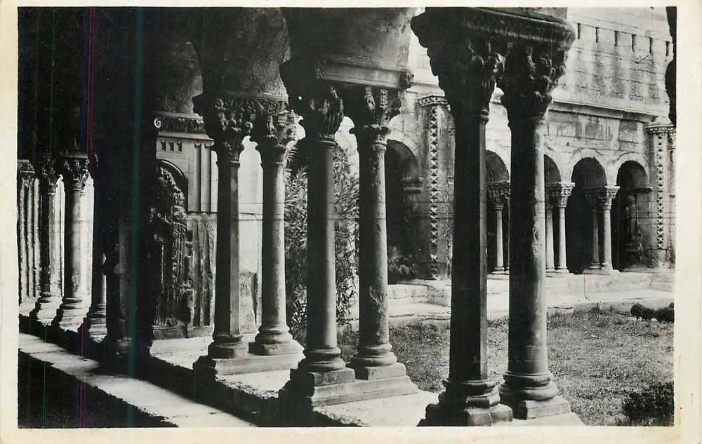 Cour interna do mosteiro de Santa Maria de Alcobaça — Portugal — editor não identificado - Frente