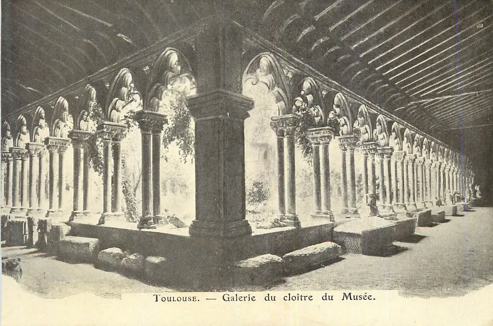 Toulouse — Galerij van het klooster van het Museum — binnenkant van de galerij met kolommen en boogvormige constructies - Voorkant