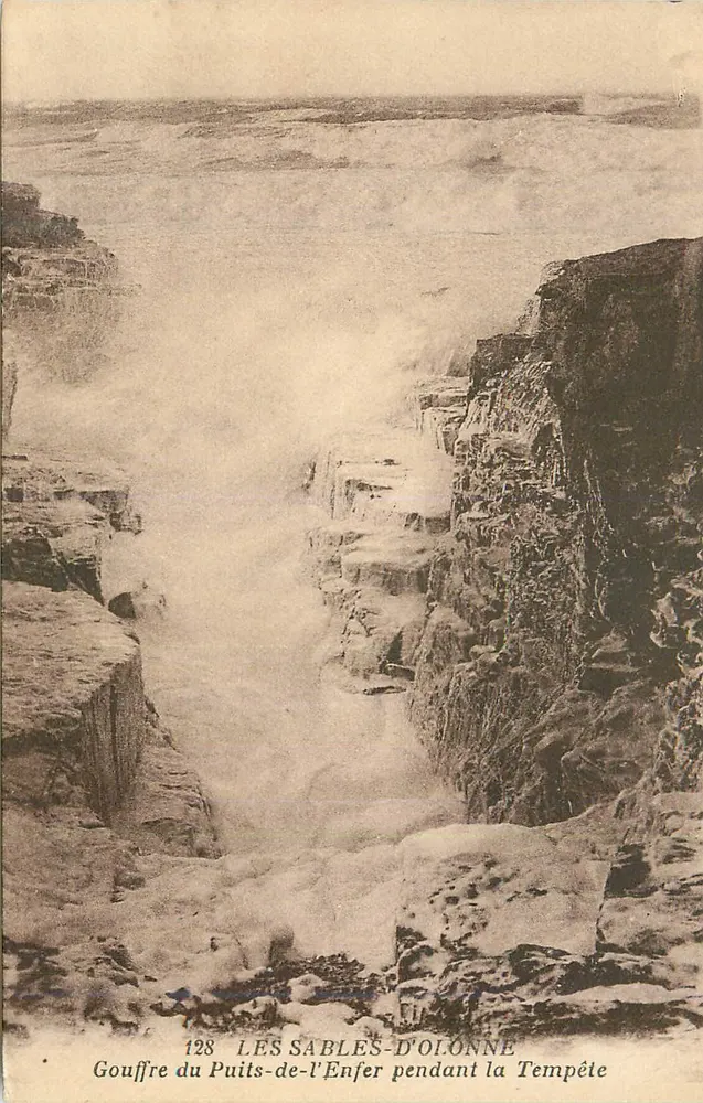 Les Sables-d'Olonne — Gouffre du Puits-de-l'Enfer pendant la Tempête — Éditeur : Gouffre du Puits-de-l'Enfer, n° 128 - Recto