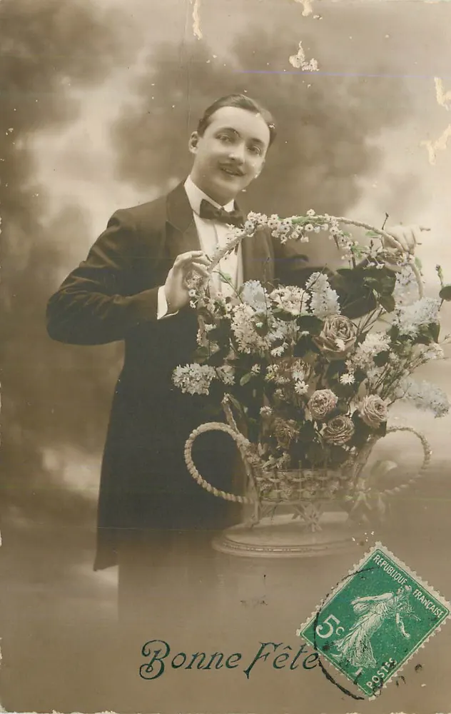 Homem em traje de festa — com cesta de flores — editor desconhecido, série não identificada - Frente