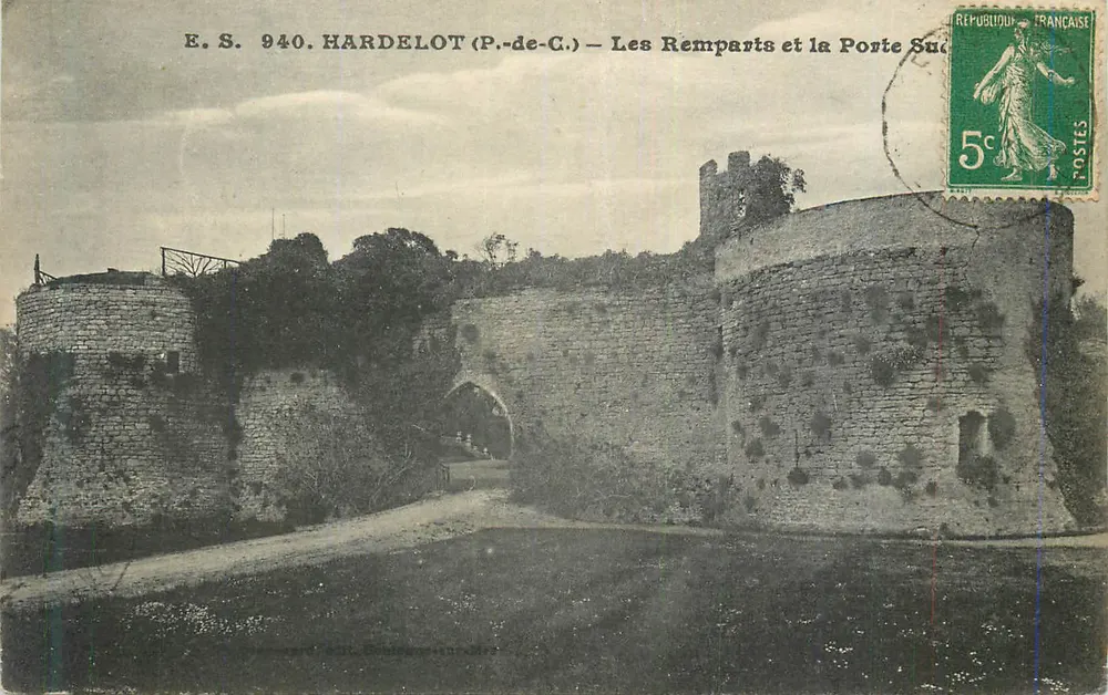 Hardelot (P.-de-C.) — Les Remparts et la Porte Sud — Éditeur : E.S. 940 - Vorderseite