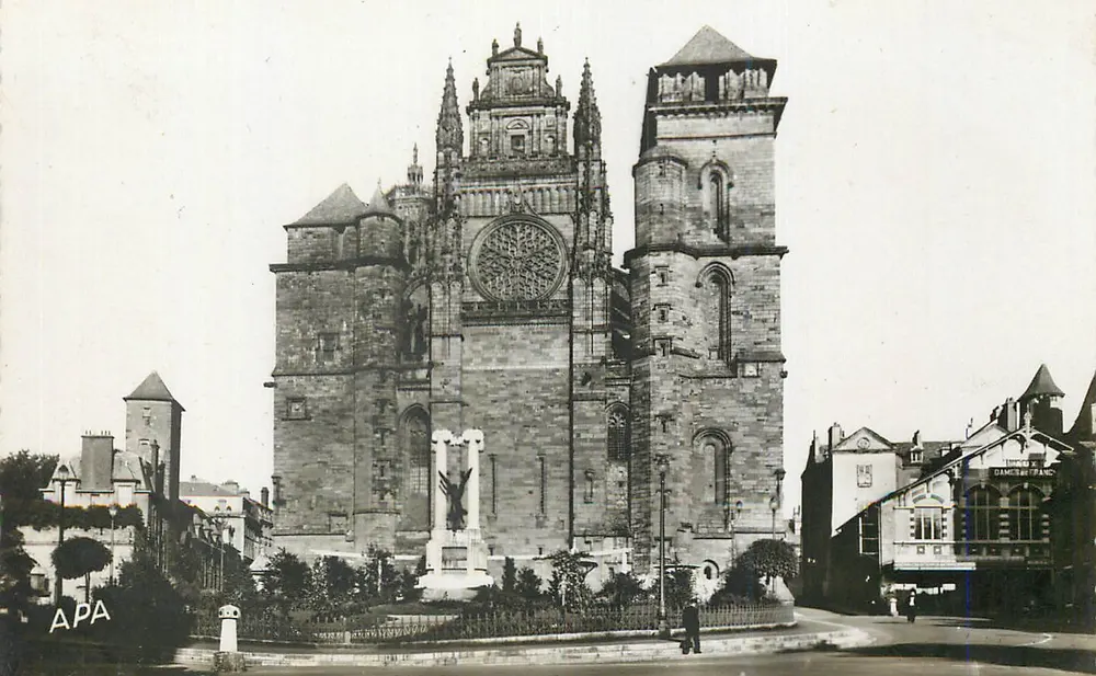 Catedral de Nossa Senhora de Embrun — vista da fachada — editada por ARA - Frente