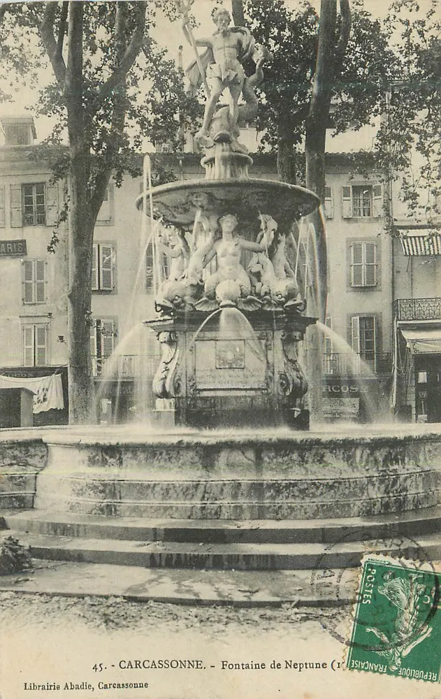 Carcassonne — Fonte de Netuno — Livraria Abadie - Frente