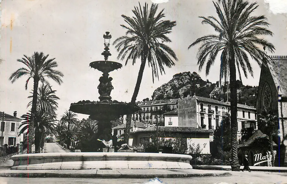 Fontaine der Place — Palmen und Kirche — Mary - Vorderseite