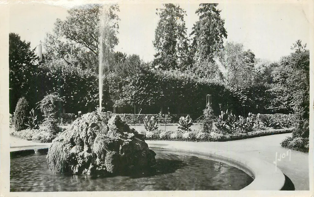 Garten des Rathauses — Zentrale Fontäne — J. Jon - Vorderseite