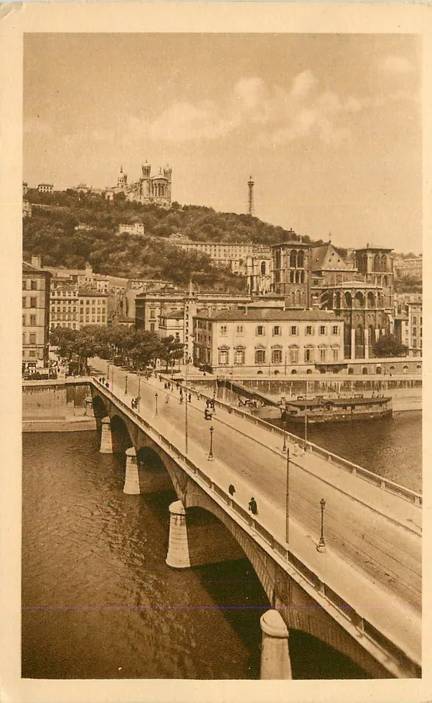 Visão do ponte de la Guillotière em Lyon — com a catedral e o Fourvière em segundo plano - Frente
