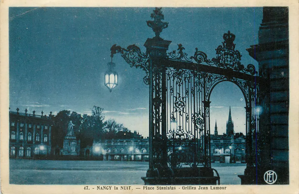 Nancy zur Nacht — Place Stanislas — Grilles Jean Lamour — 47 - Vorderseite