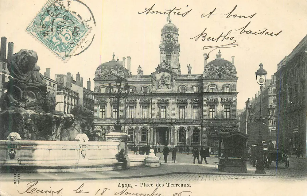 Lyon - Praça dos Terreos — Hotel de Ville e fonte ornada - Frente
