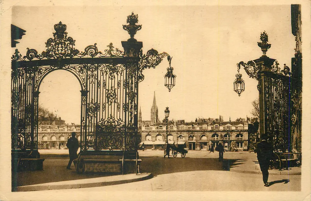 Tor des ehemaligen Palais de Justice in Rouen — Verzierungen und Eisenzaun — Verlag nicht sichtbar - Vorderseite