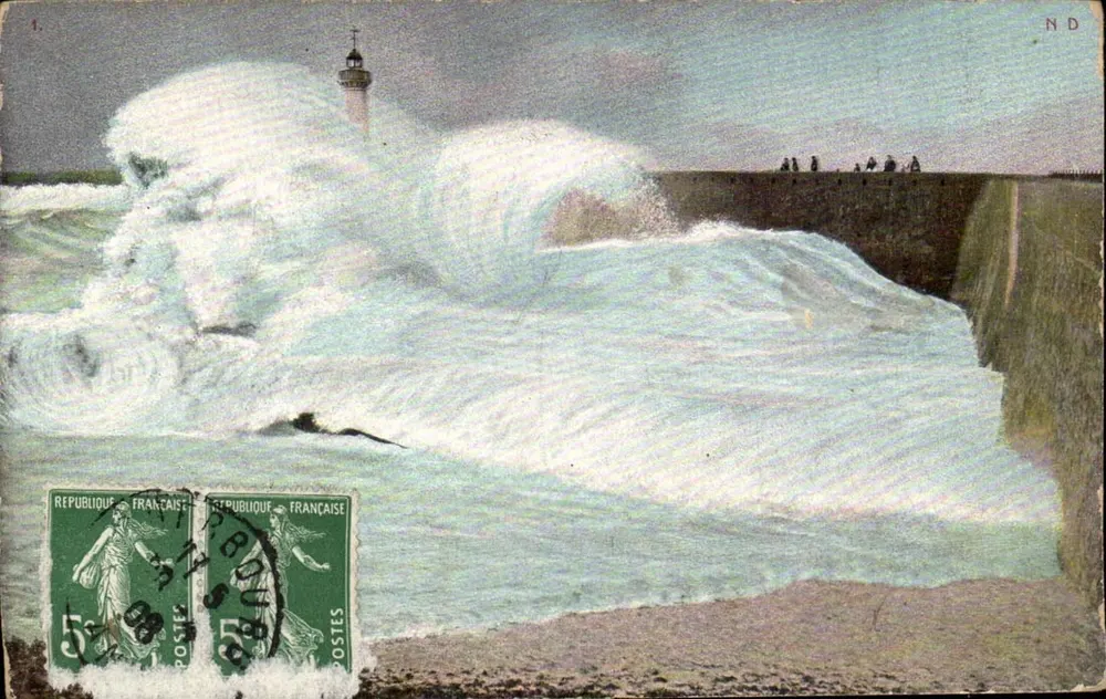 Breaking waves in front of a lighthouse — ND — ND - Front