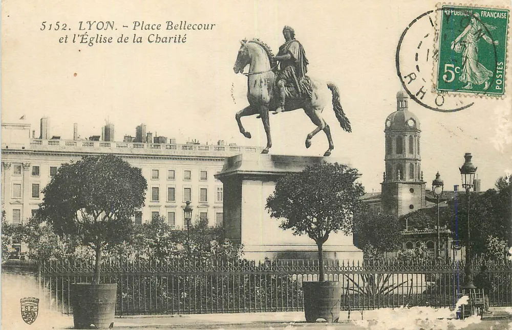LYON - Ansicht der Place Bellecour und der Kirche der Caritas — unbekannter Verlag, Nr. 5152 - Vorderseite