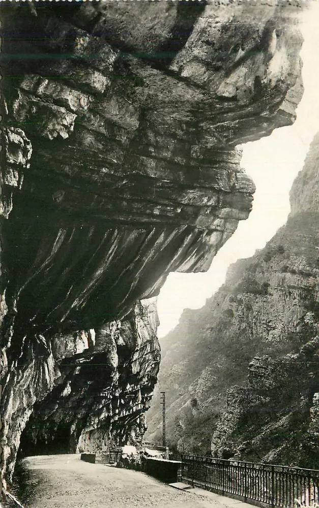 Straße unter Felswand — bergiges Landschaftsbild — unbekannter Verleger - Vorderseite