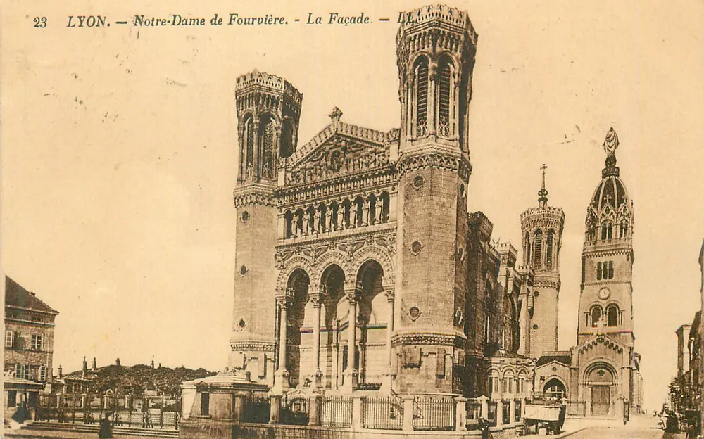 LYON. — Nossa Senhora de Fourvière. — A Fachada. — II. - Frente