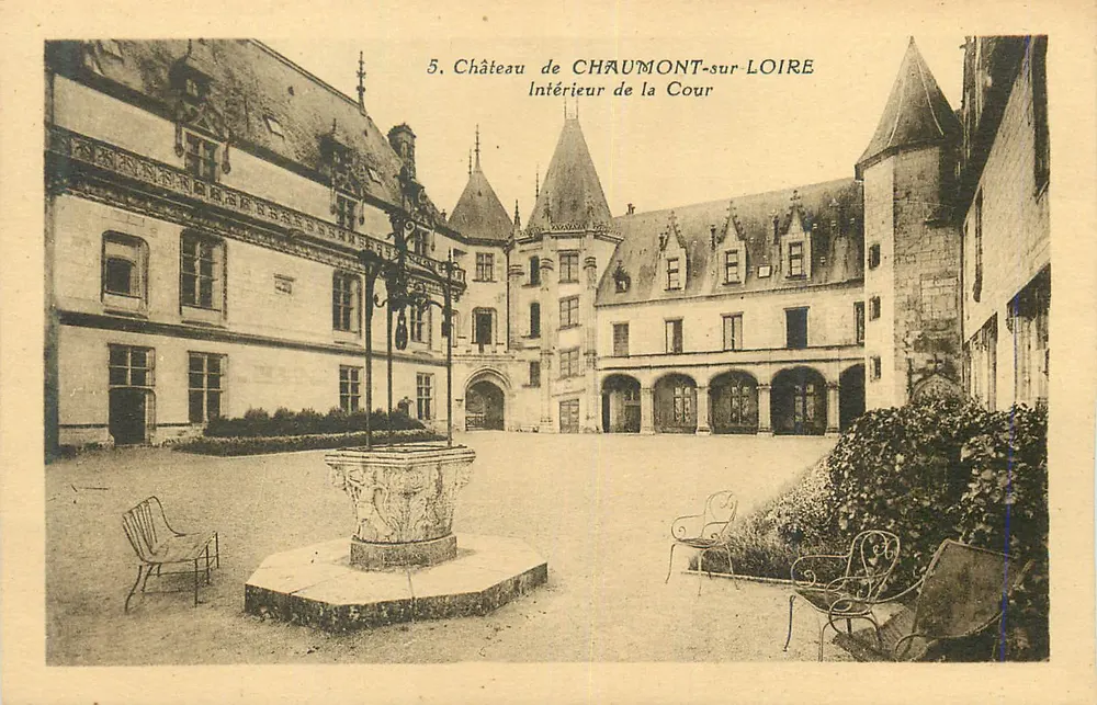 Château de Chaumont-sur-Loire — Interior of the Courtyard — Publisher: n°5 - Vorderseite