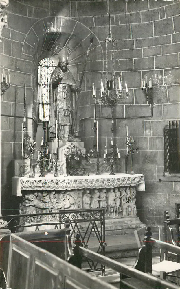 Innenansicht einer Kirche — Altar mit Statue eines Heiligen — Verlag nicht sichtbar - Vorderseite