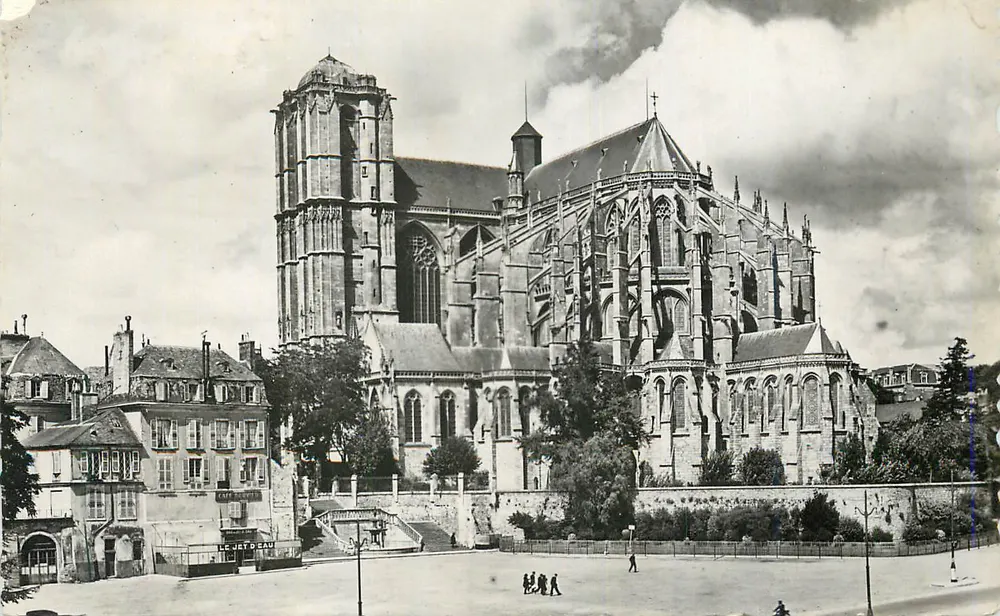 Catedral de Nossa Senhora de Chartres — vista da fachada e da torre — editor não identificado, número de série ilegível - Frente