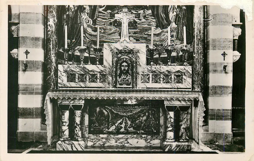 Innenansicht der Kirche — reich verziertes Altar — Verleger unbekannt - Vorderseite