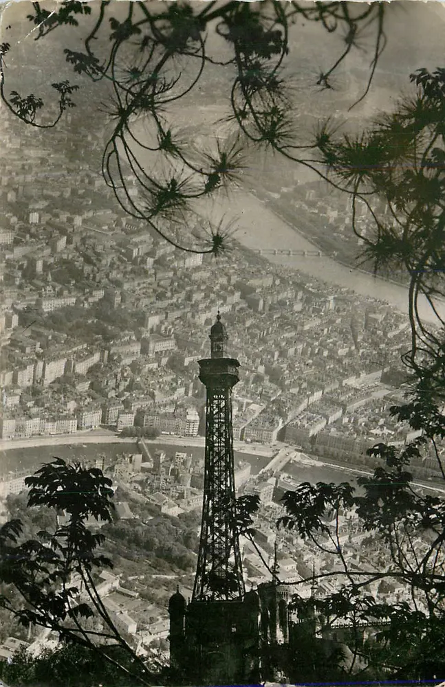 Aussicht von Lyon — Metalltürme und Fluss — von einem hohen Punkt aus gesehen - Vorderseite