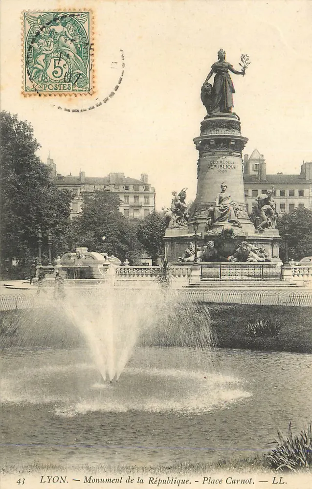 LYON. — Monumento da República — Praça Carnot — LL. — 43 - Frente