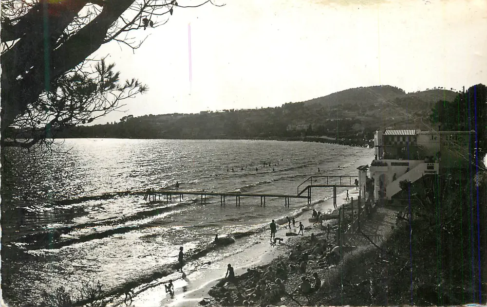 Praia de Sainte-Marguerite — vista com pontão e bar — editor não identificado - Frente