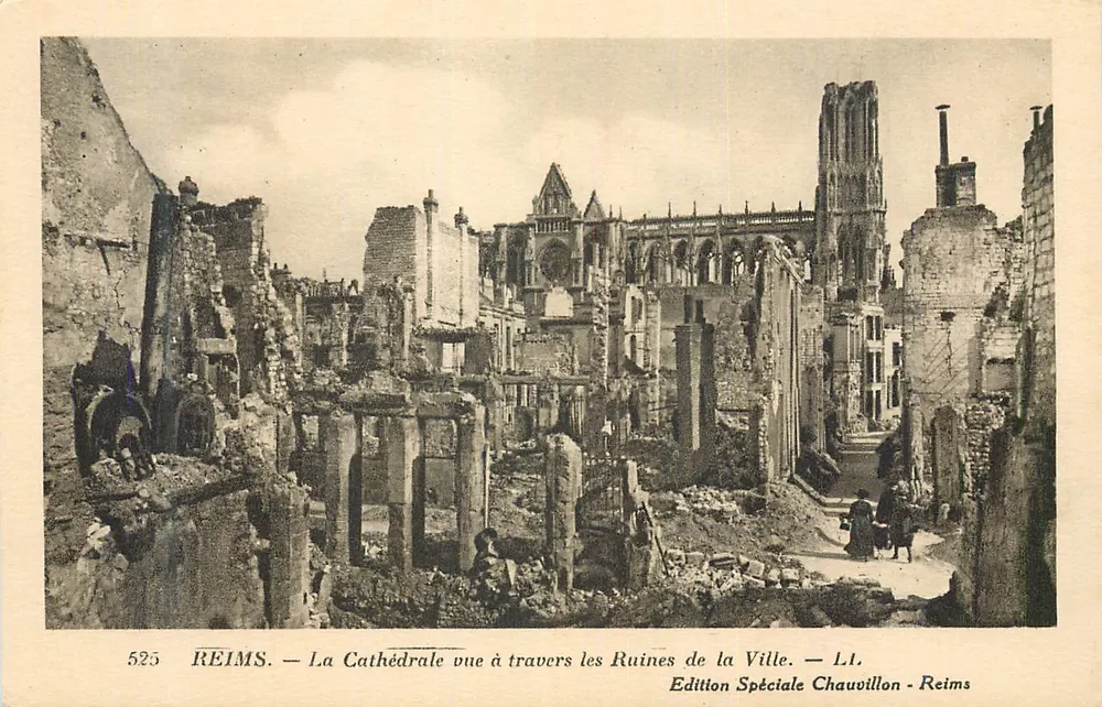 Reims — Die Kathedrale gesehen durch die Ruinen der Stadt — Sonderausgabe Chauvillon - Reims - Vorderseite